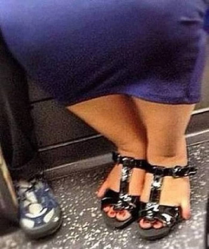 Пальчик выкинь. Пальчик выкинь. Босоножки прикол. Чикин пикин пальчик выкинь. Пальчик выкинь.