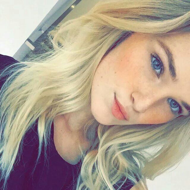 Blondes mädchen selfie