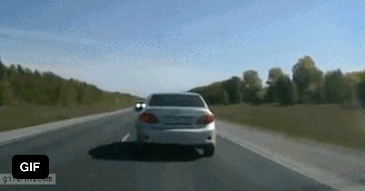 Автомобиль едет по дороге проезжая 15 метров