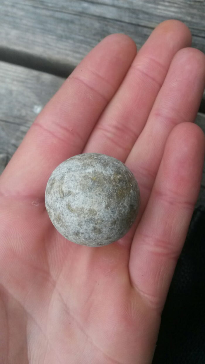 this-pebble-looks-like-a-planet-9gag