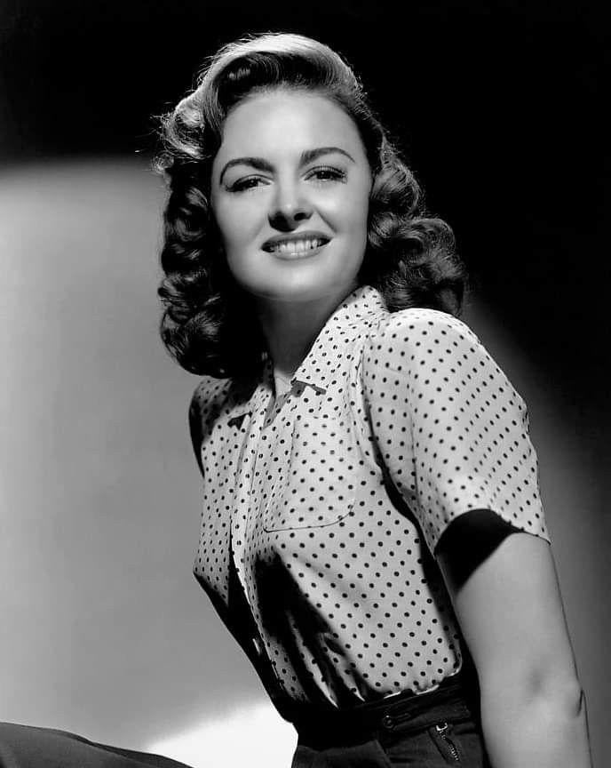 The timeless charm of Donna Reed in 1944. - 9GAG