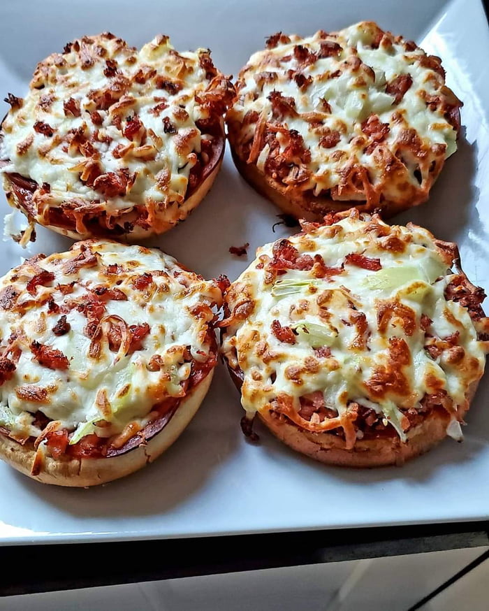 made-pizzas-with-hamburger-buns-it-was-really-good-actually-9gag