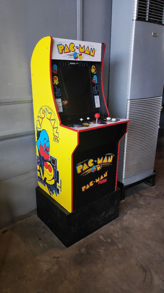 I found a Pacman Arcade Game on a local barbershop - 9GAG