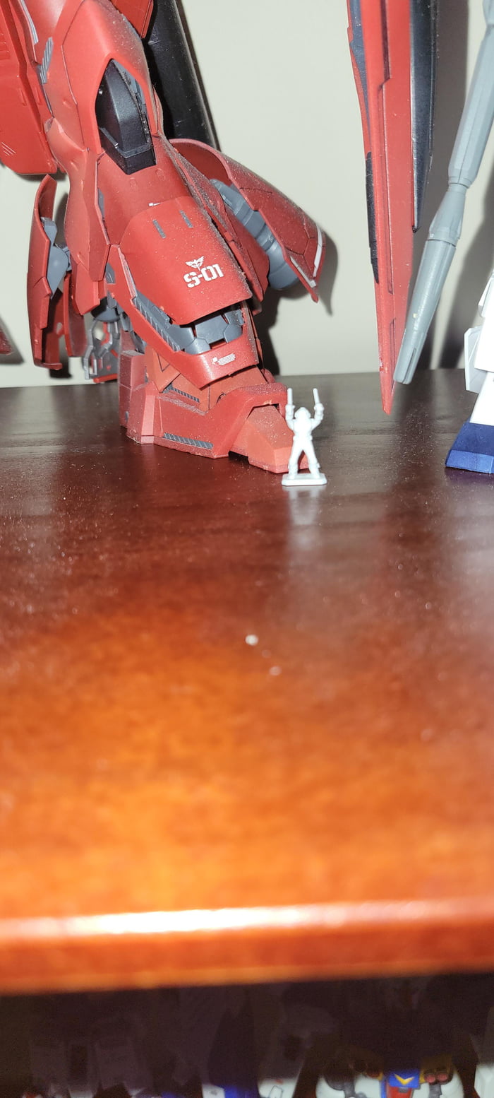 reminder-that-sazabi-is-absolutely-enormous-9gag