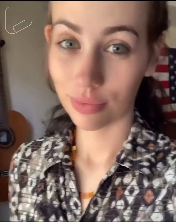 This girl’s eyes change color with the sun 9GAG