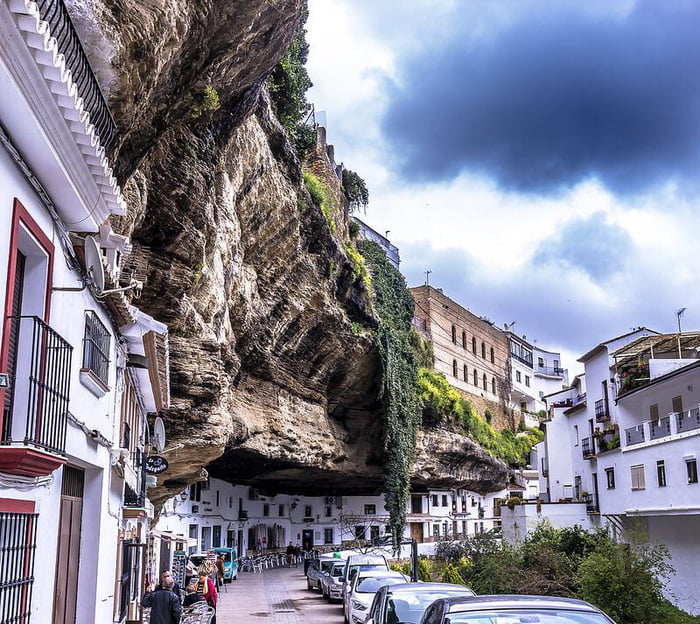 Collection 101+ Pictures where is this whitewashed town built into a cliffside? Excellent