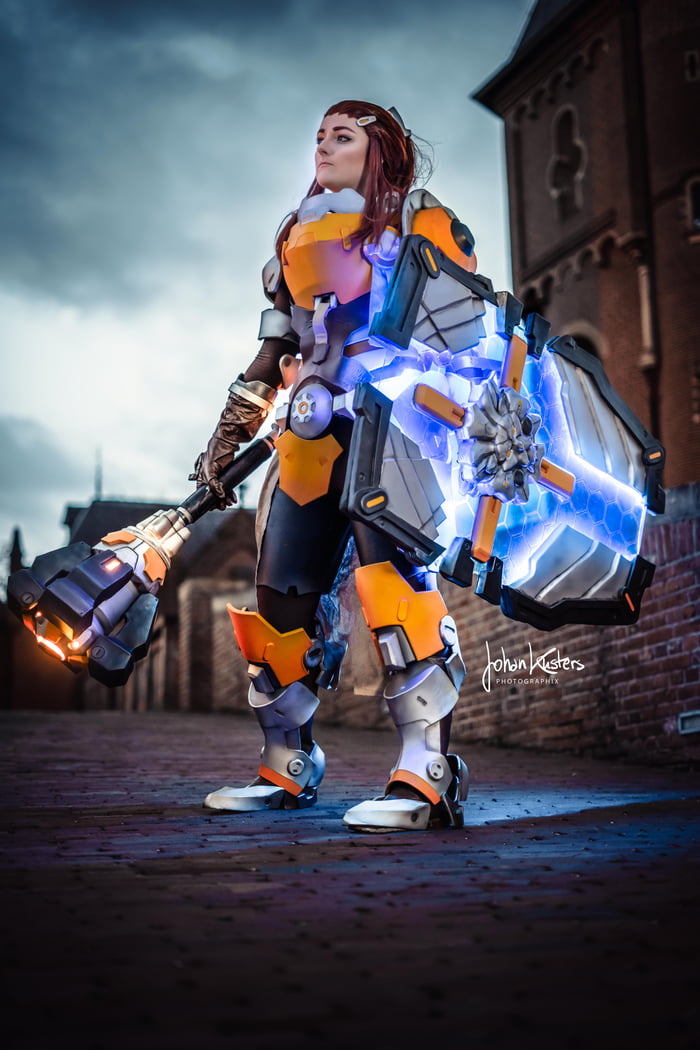 Brigitte Lindholm full armor cosplay - 9GAG