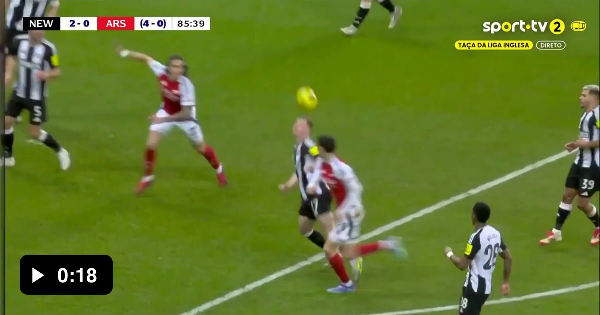 Declan Rice fouls vs Newcastle (no card given) - 9GAG