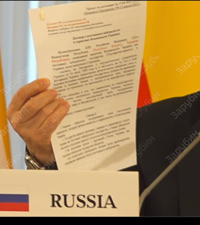 putin-showed-the-neutrality-treaty-with-ukraine-signed-in-istanbul-in