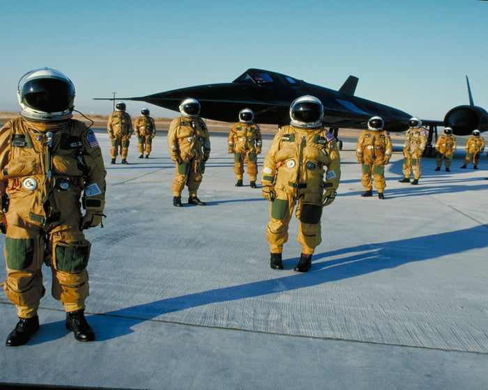 1980s Blackbird & Pilots in Pressurized Uniforms - 9GAG