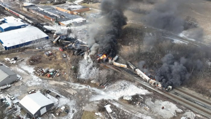 17-March Norfolk Southern shareholders sue over Ohio derailment - 9GAG