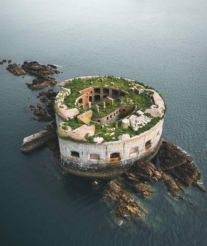 Stack Rock Fort, Pembrokeshire - 9GAG