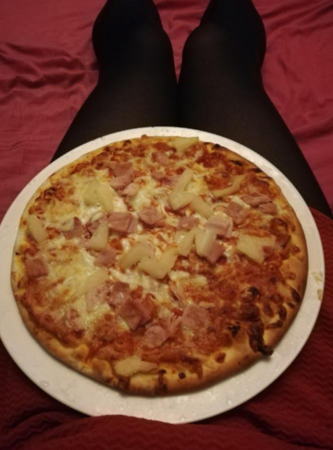 Pineapple on pizza. Is she a keeper? - 9GAG