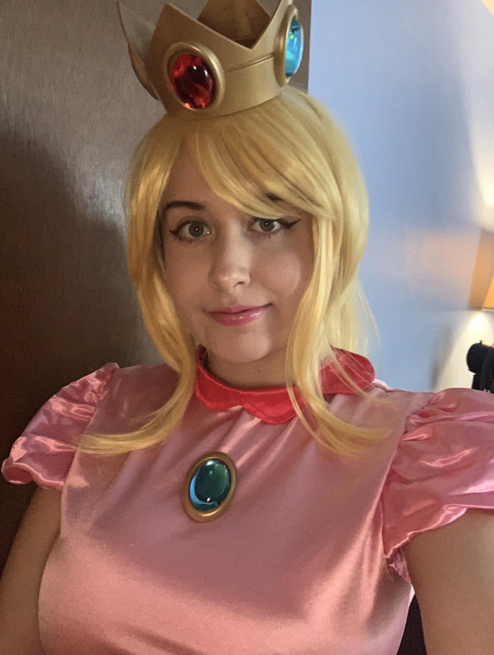 Princess Peach Cosplay - 9GAG