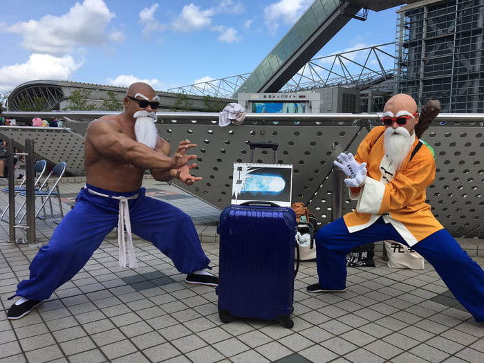 So everyone's seen the buff Master Roshi cosplay, but the guy who did it is  awesome too! - 9GAG