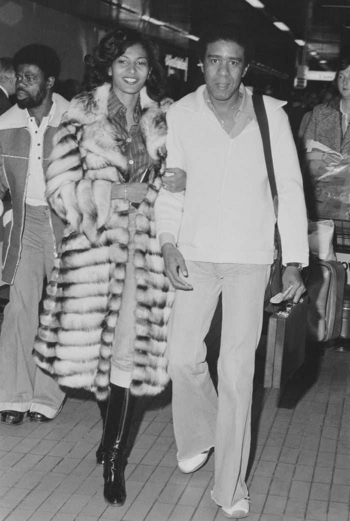 Pam Grier and Richard Pryor at Heathrow airport in 1977 - 9GAG