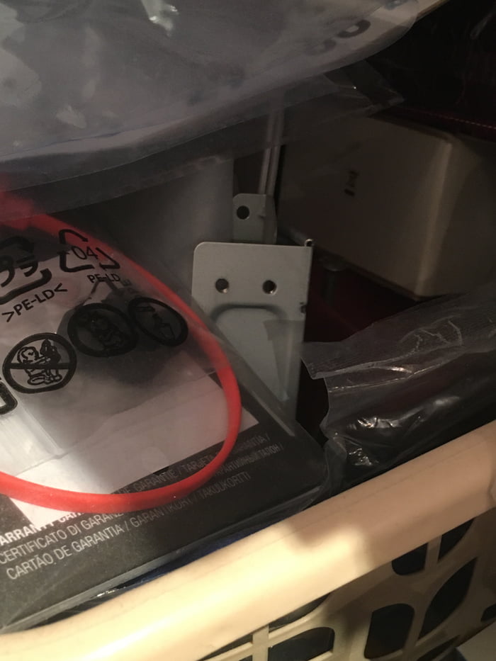 Between all the cables and boxes, someone looks really sad… it‘s my hdd