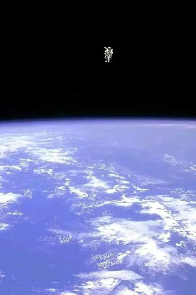 Astronaut Bruce Mccandless Is The First Person To Fly Freely In Space