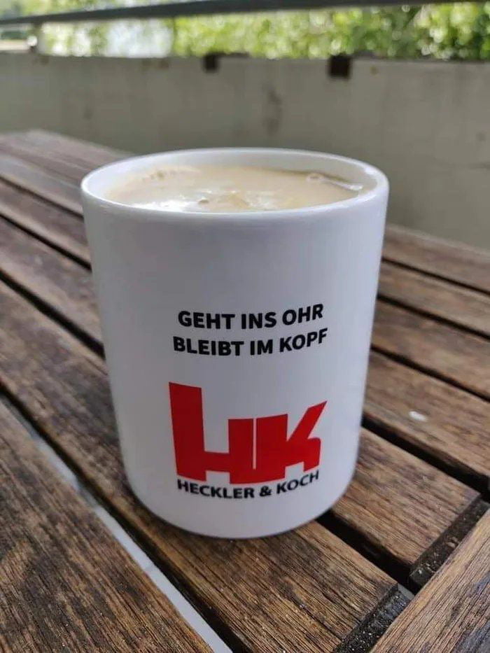 Auf die ganzen schlechten Nachrichten erstmal einen Kaffee. Irgendwas will mir die Tasse sagen