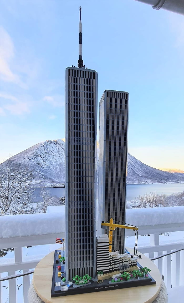 Lego twin towers (No 9/11 jokes please. Respect the dead) - 9GAG