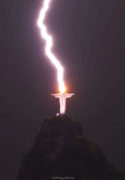 Thor Recharging Christ The Redeemer 9GAG thor-recharging-christ-the-redeemer-9gag