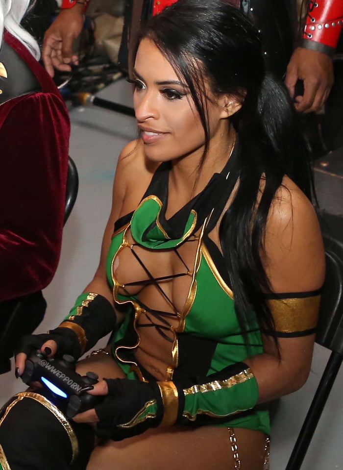 WWE manager Zelina Vega playing MK11 with her perfect cosplay - Cosplay.