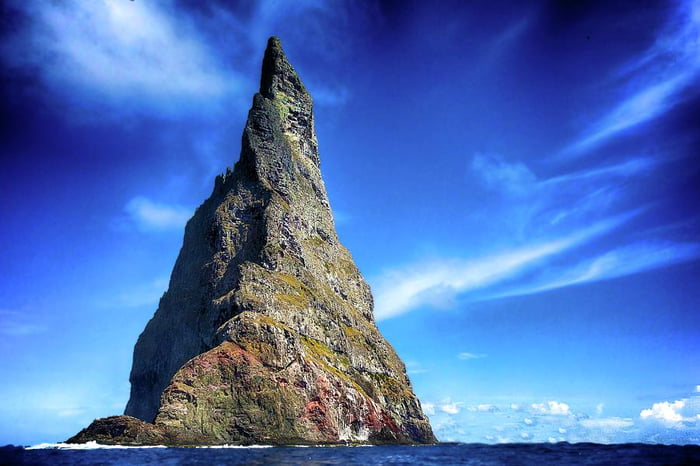 At 562 meters (1,844 feet) high Ball's Pyramid off the coast of ...