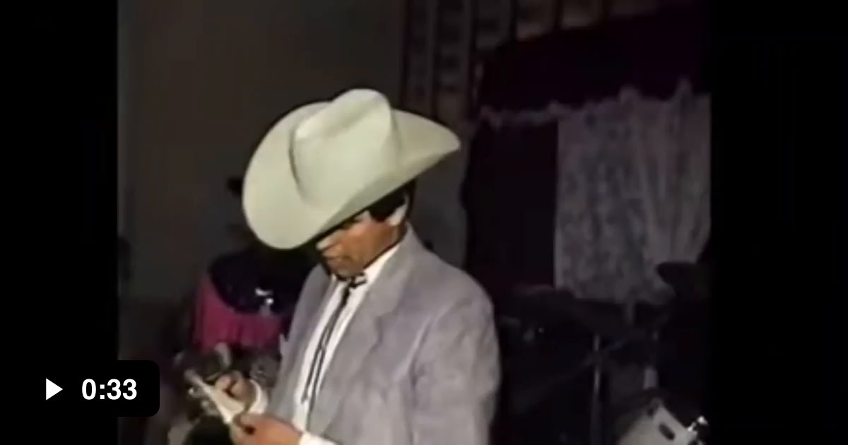 Chalino Sanchez reading the death note handed to him by an audience ...