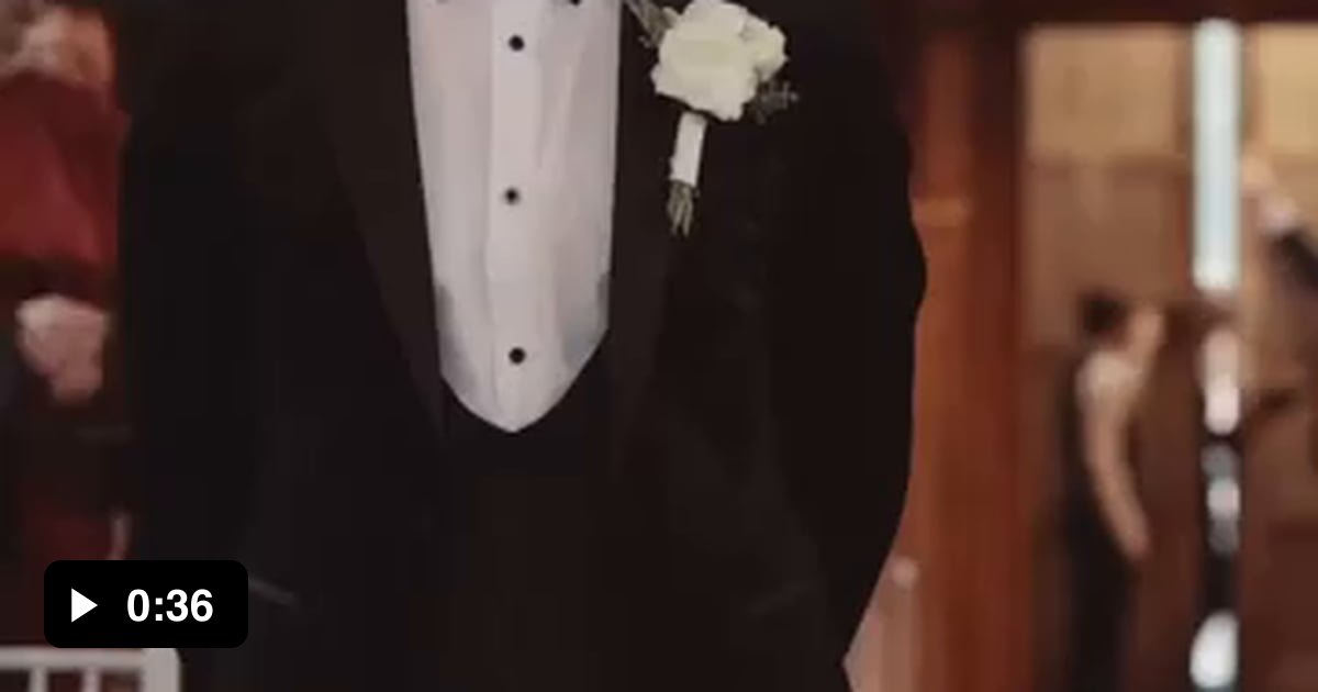 Groom's daughter leaves him a message before she and her mom walk down(02)