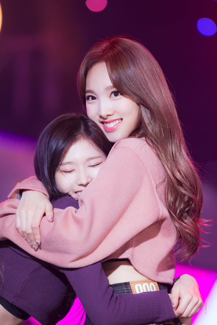 Sana hugging Nayeon - 9GAG