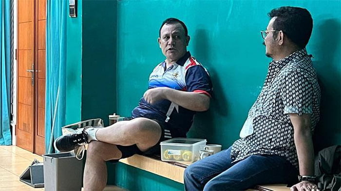 Hanya Foto Bapak Bapak Istirahat Sehabis Main Badminton Gag