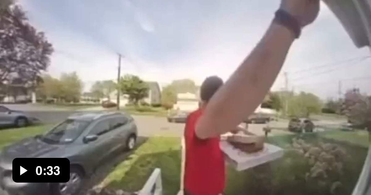 Pizza Delivery guy helps police catch a suspect 9GAG