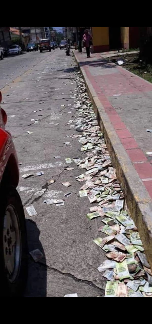 Worthless Currency Litters The Street In Venezuela 9gag 1537