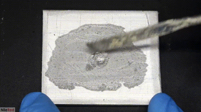 this-chemical-reaction-between-mercury-and-aluminum-9gag