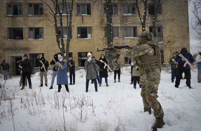 Local Kyiv residents receiving basic training for the possible upcoming ...