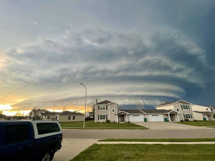 A storm above Minot, North Dakota (7/22/22) 9GAG