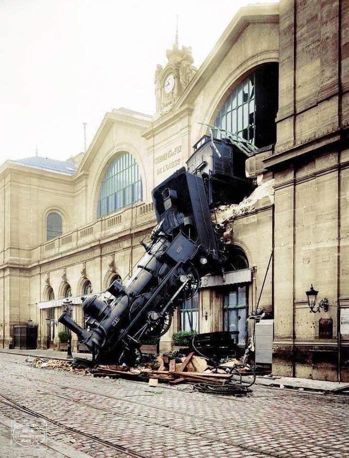 Montparnasse Derailment 1895 9GAG   AV7AKyy 700b 