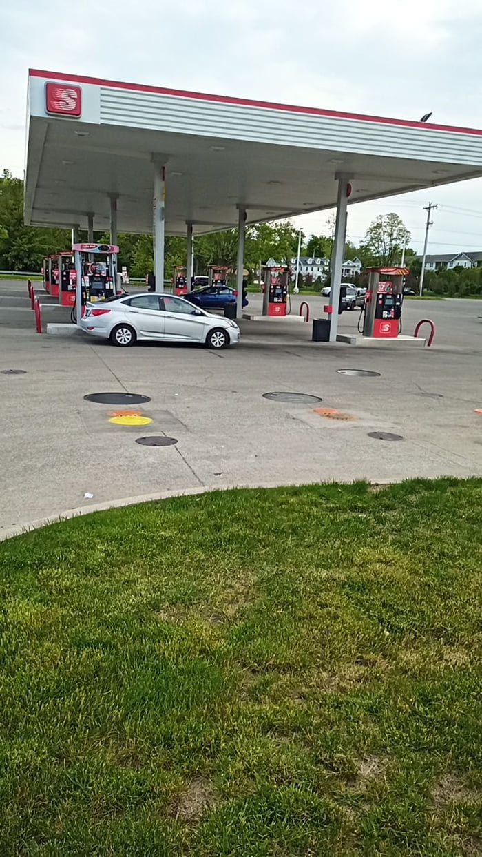 Don't believe the hype. This is what the gas station is like in Ohio 9GAG