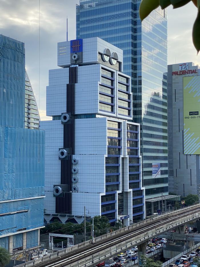 Robot Building in Bangkok, Thailand - 9GAG