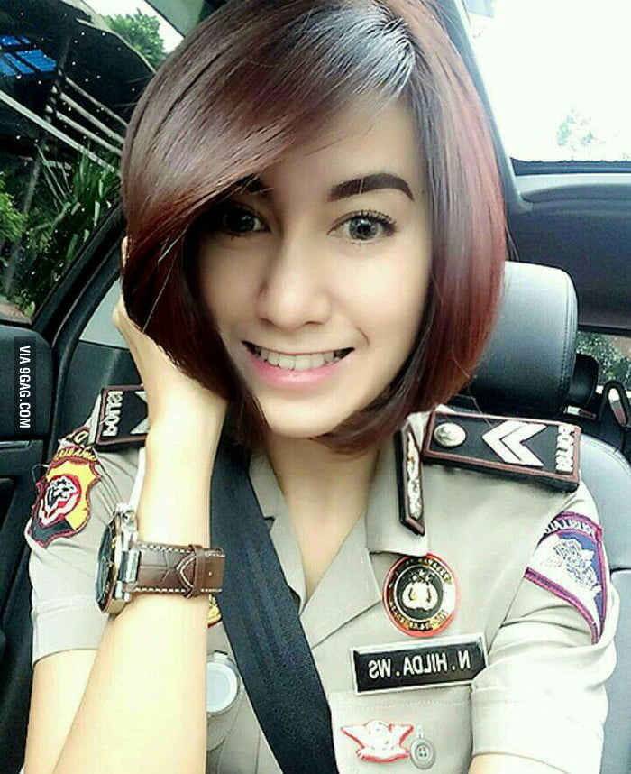 This Indonesian policewoman can arrest me anytime, can Frisk me anytime ...