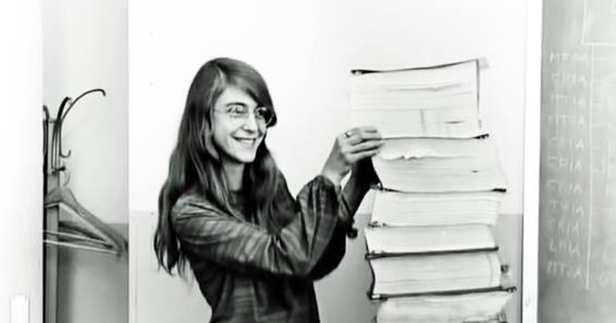 Margaret Hamilton Lead Software Engineer Of The Apollo Project Stands