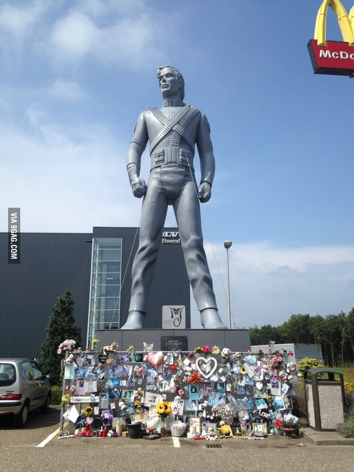 Michael Jackson statue, Eindhoven The Netherlands 9GAG