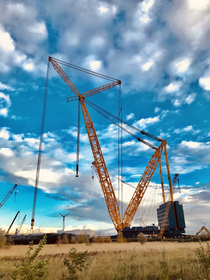 the-biggest-crane-in-the-world-lifting-capacity-5000-tonnes-potatoes