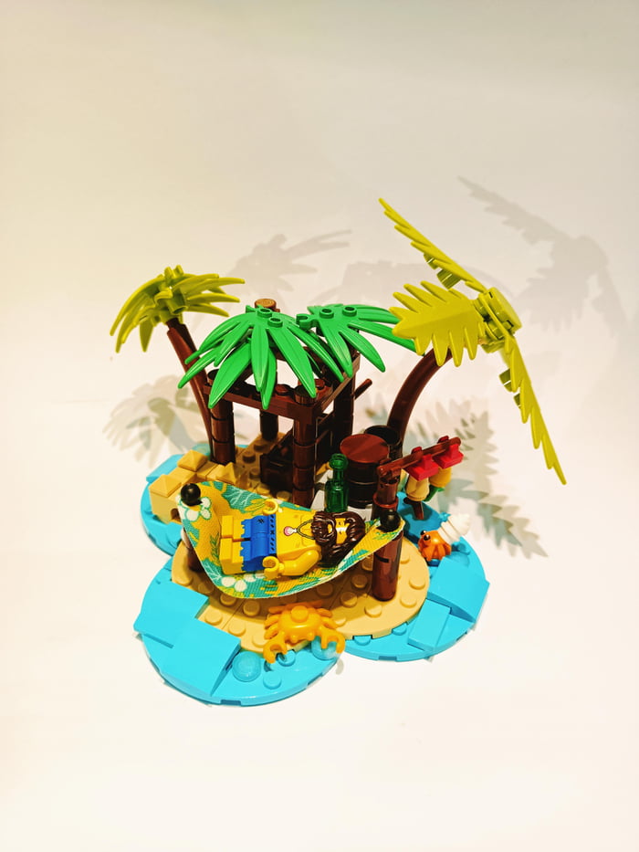 Castaway MOC - 9GAG