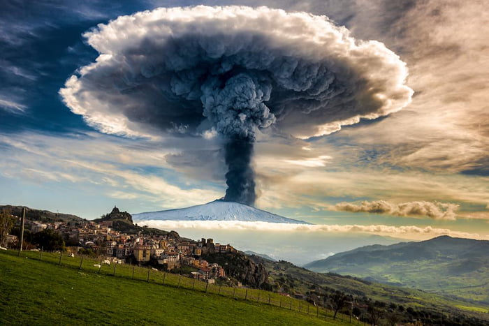 The December 2015 eruption of Mt. Etna in Sicily looked apocalyptic ...