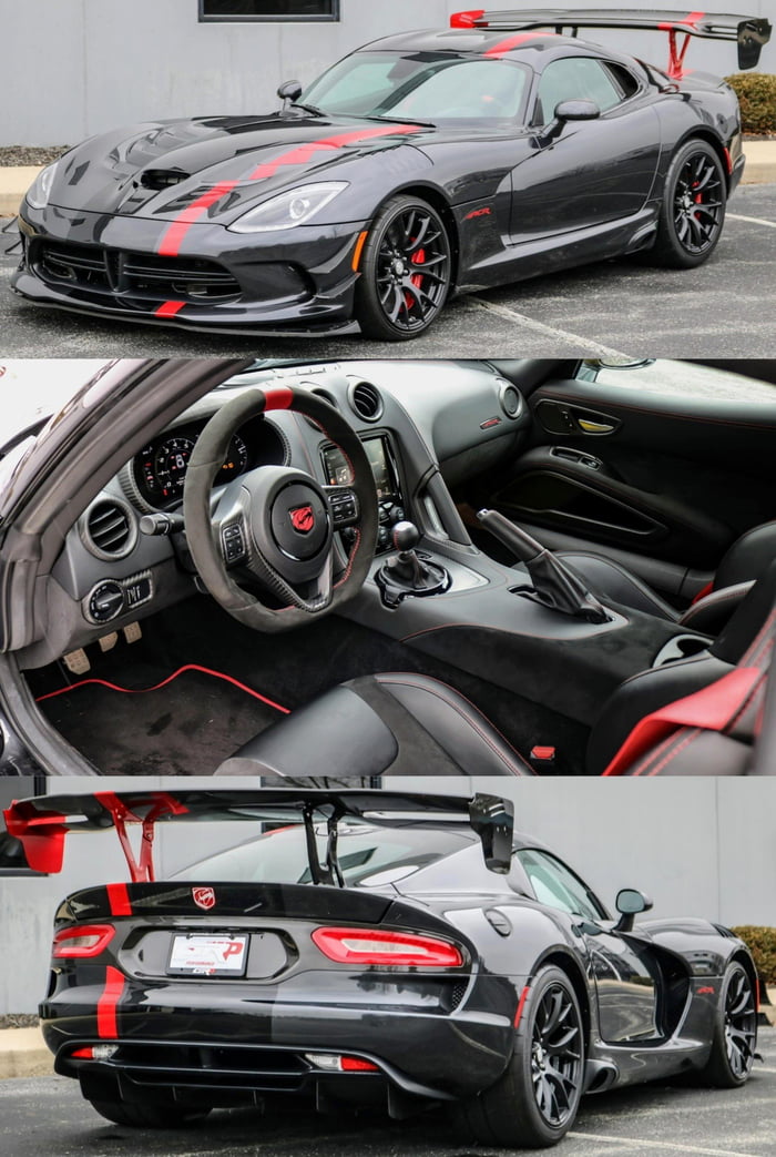 Dodge Viper ACR на черном фоне