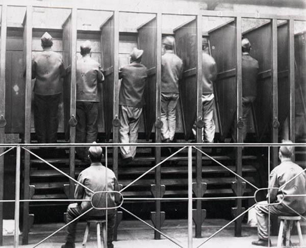 1895 Convicts In An English Prison Taking Their Turn On The   AVx9oVd 700b 