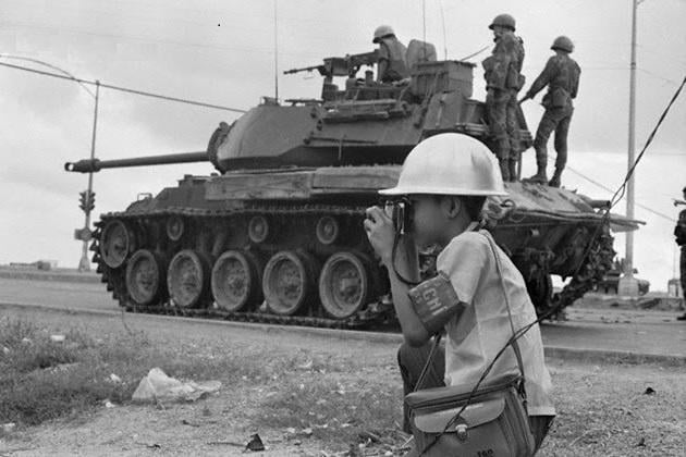 the-youngest-war-photographer-ever-l-m-nh-h-ng-a-12-year-old-war-photographer-vietnam-war