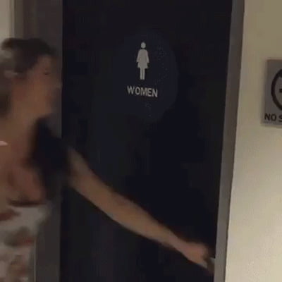 Сексуальная парочка трахается в туалете