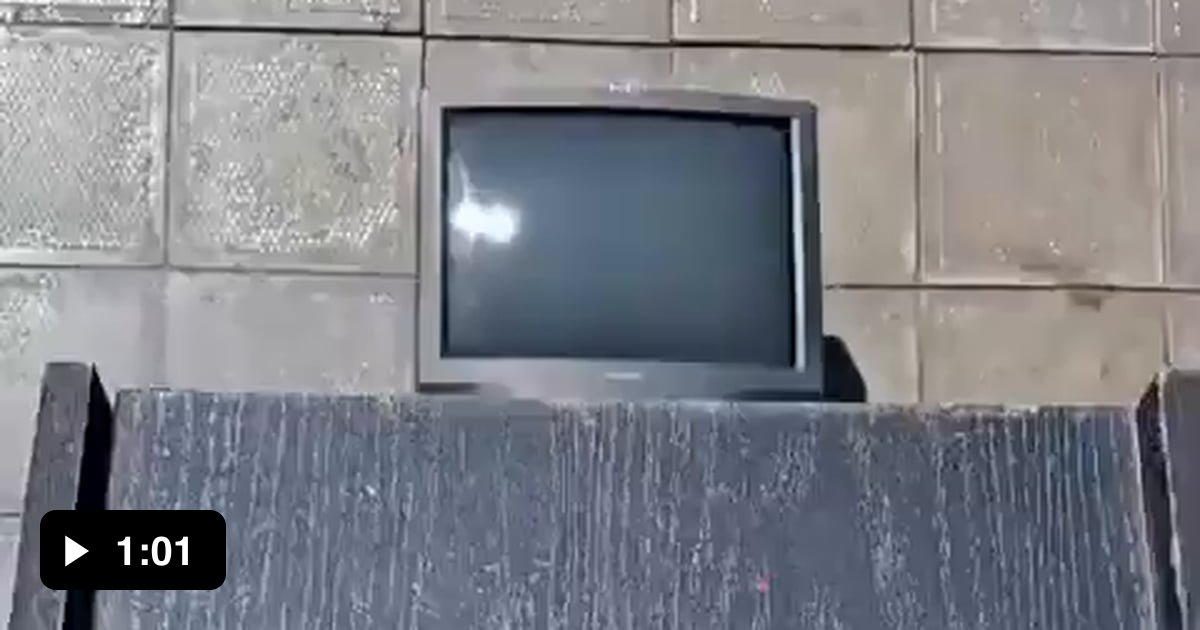 Oddly satisfying besides the cleanup afterwards - 9GAG